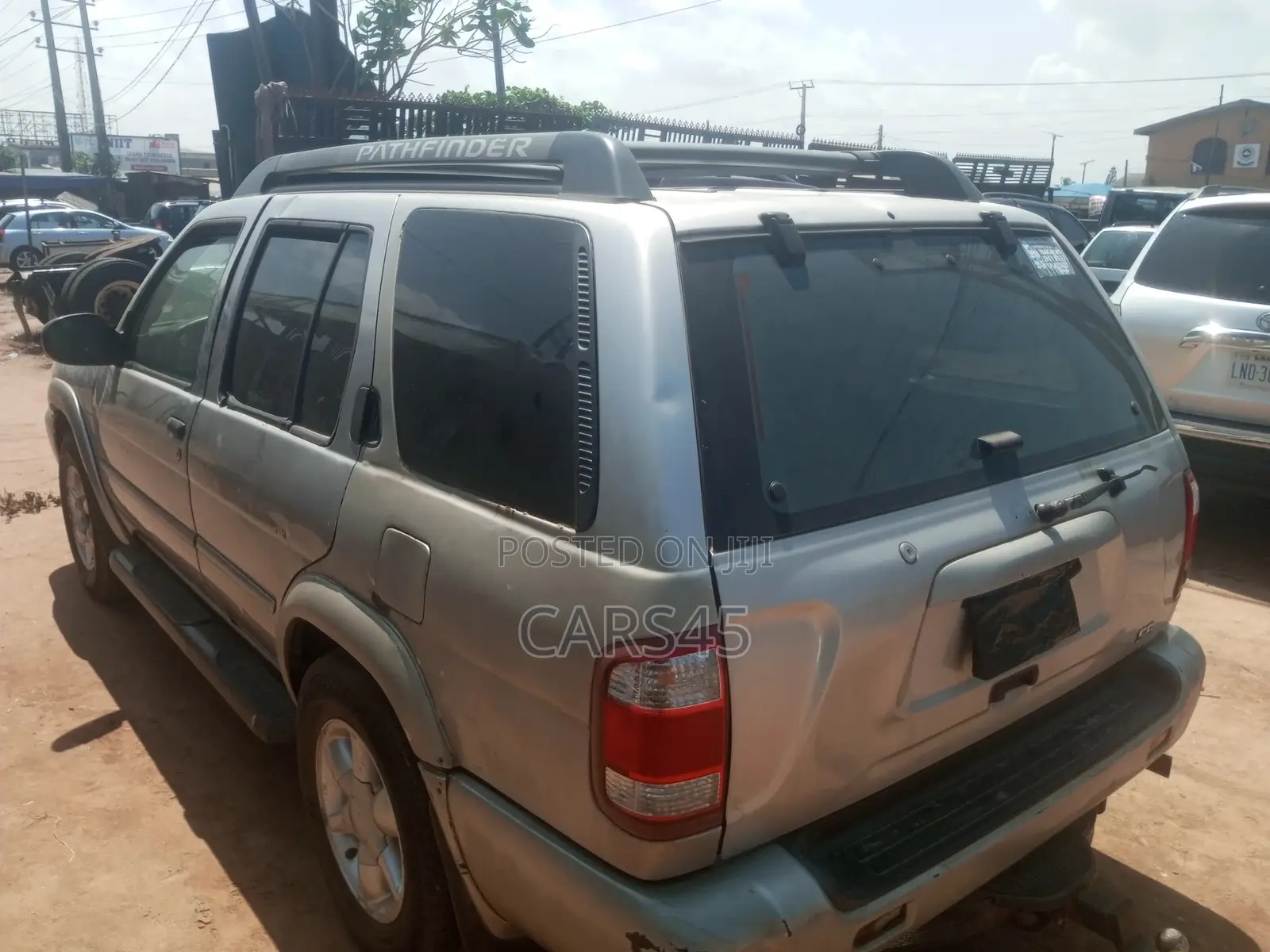 Nissan Pathfinder 2000 Silver