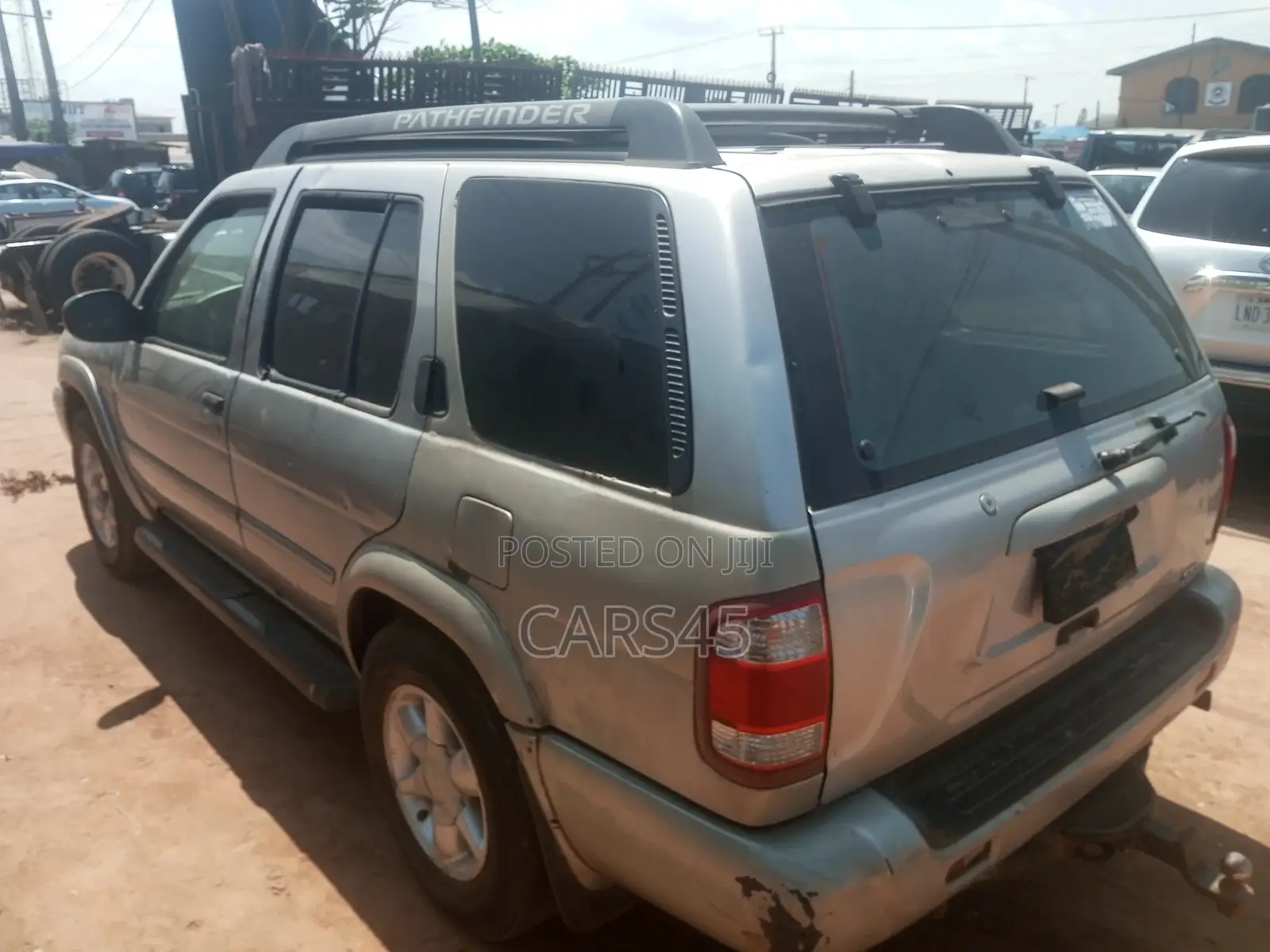 Nissan Pathfinder 2000 Silver