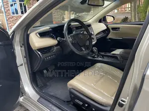 Toyota Avalon Limited Sedan FWD (3.5L 6cyl 6A) 2017 Gold