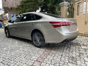 Toyota Avalon Limited Sedan FWD (3.5L 6cyl 6A) 2017 Gold