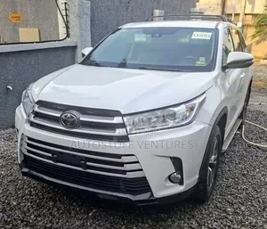 Toyota Highlander XLE 4x4 V6 (3.5L 6cyl 8A) 2017 White