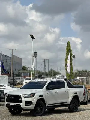Toyota Hilux 2022 White