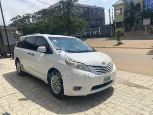 Toyota Sienna XLE 7 Passenger 2012 White