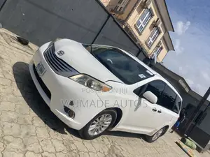 Toyota Sienna XLE 7 Passenger 2012 White