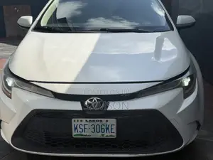 Toyota Corolla LE 2021 White