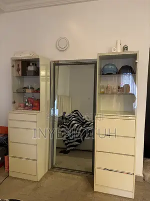 Mirror Stand and Pefume Storage With Drawers