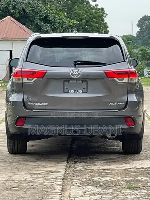 Toyota Highlander XLE 4x4 V6 (3.5L 6cyl 8A) 2017 Gray