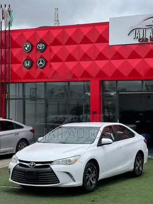 Toyota Camry LE 4dr Sedan (2.5L 4cyl 6A) 2017 White