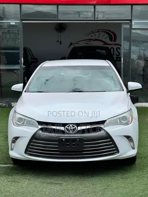 Toyota Camry LE 4dr Sedan (2.5L 4cyl 6A) 2017 White