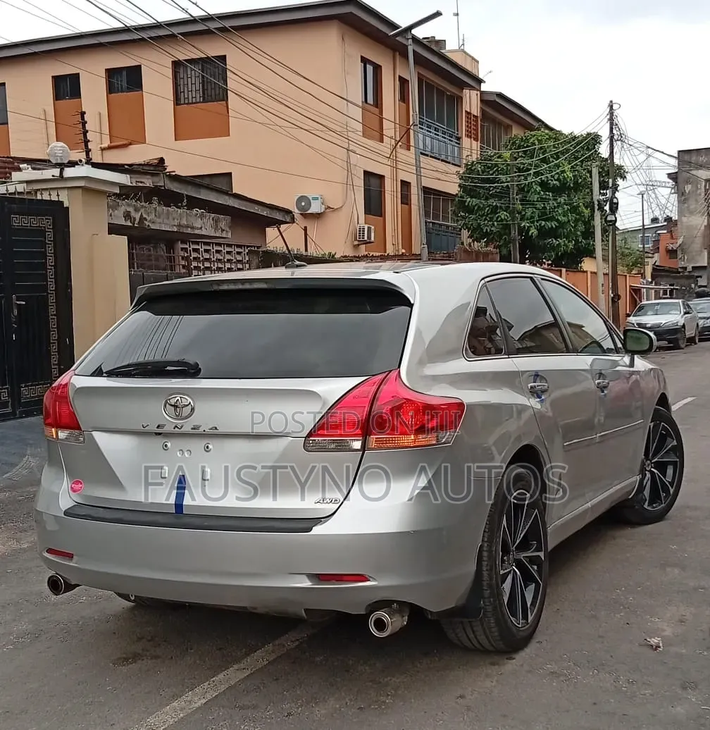 Toyota Venza XLE 2012 Silver