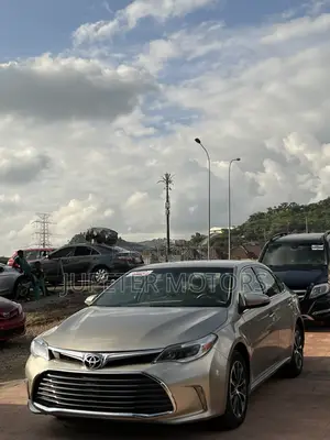 Toyota Avalon XLE Plus Sedan FWD (3.5L 6cyl 6A) 2017 Gold
