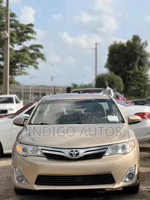 Toyota Camry XLE V6 4dr Sedan (3.5L 6cyl 6A) 2012 Gold