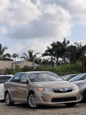 Toyota Camry XLE V6 4dr Sedan (3.5L 6cyl 6A) 2012 Gold