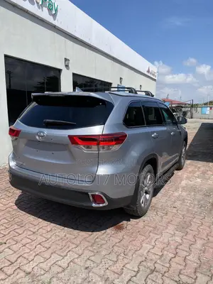 Toyota Highlander LE Plus V6 4x4 (3.5L 6cyl 6A) 2016 Silver
