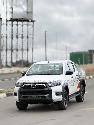 Toyota Hilux 2022 White