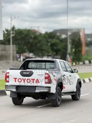 Toyota Hilux 2022 White