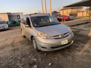 Toyota Sienna LE 2009 Gray