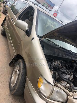 Toyota Sienna LE 2002 Gold