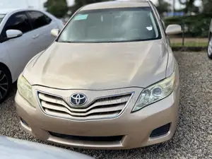 Toyota Camry LE 4dr Sedan (2.5L 4cyl 6AM) 2010 Gold