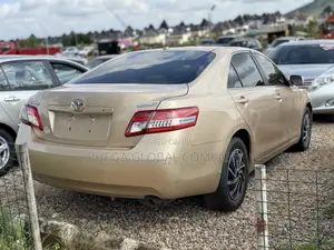 Toyota Camry LE 4dr Sedan (2.5L 4cyl 6AM) 2010 Gold