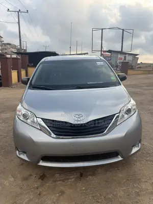 Toyota Sienna LE 7-Passenger 4dr Minivan AWD (3.5L 6cyl 6A) 2015 Silver