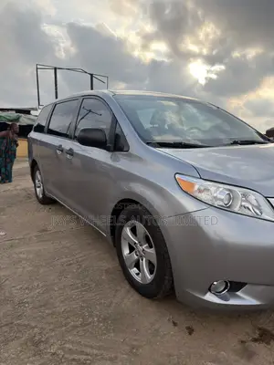 Toyota Sienna LE 7-Passenger 4dr Minivan AWD (3.5L 6cyl 6A) 2015 Silver