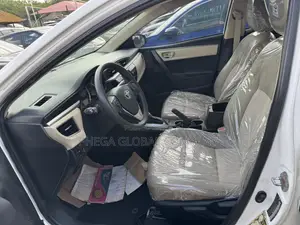 Toyota Corolla SE (1.8L 4cyl 2A) 2018 White