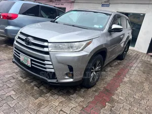 Toyota Highlander LE 4x4 V6 (3.5L 6cyl 8A) 2018 Silver