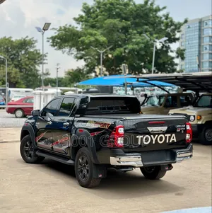 New Toyota Hilux 2025 Black