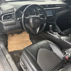Toyota Camry SE FWD (2.5L 4cyl 8AM) 2018 Gray