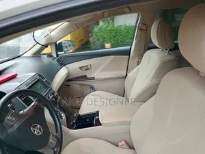 Toyota Venza LE 2010 White