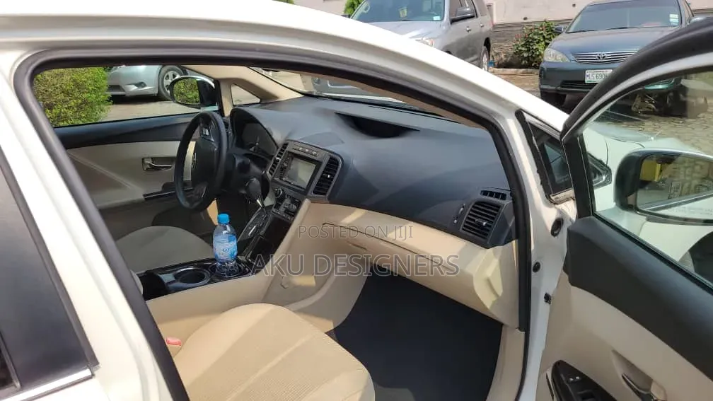 Toyota Venza LE 2010 White