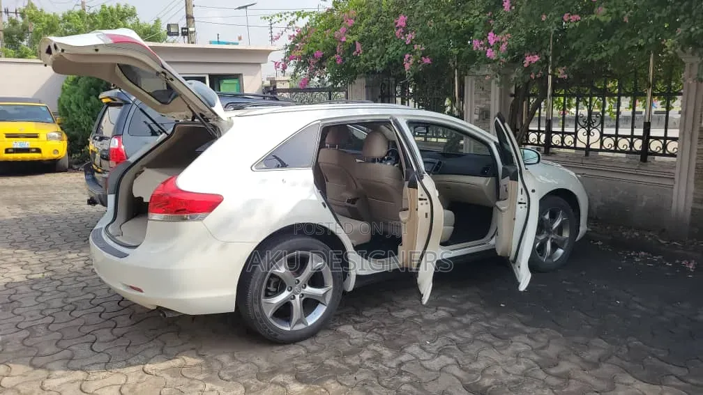 Toyota Venza LE 2010 White