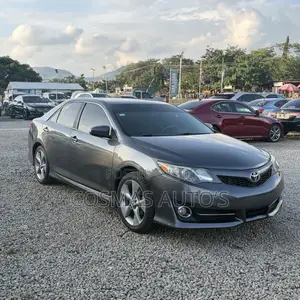 Toyota Camry SE 4dr Sedan (2.5L 4cyl 6A) 2014 Gray
