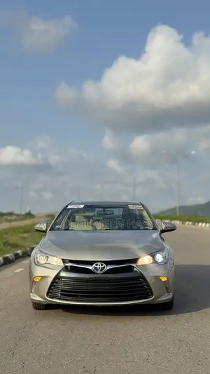 Toyota Camry XLE 4dr Sedan (2.5L 4cyl 6A) 2016 Gold
