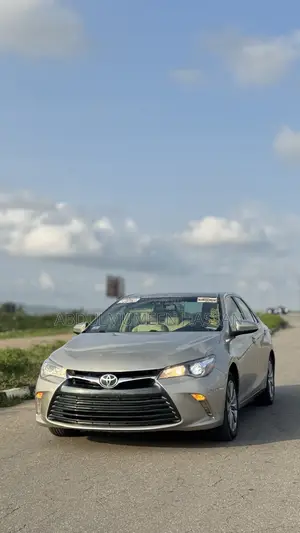 Toyota Camry XLE 4dr Sedan (2.5L 4cyl 6A) 2016 Gold