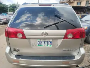 Toyota Sienna 2008 Gold