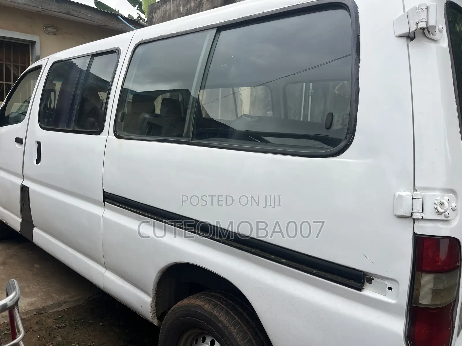 Toyota HiAce 2000 White