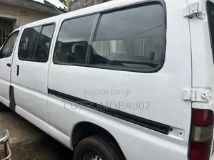 Toyota HiAce 2000 White