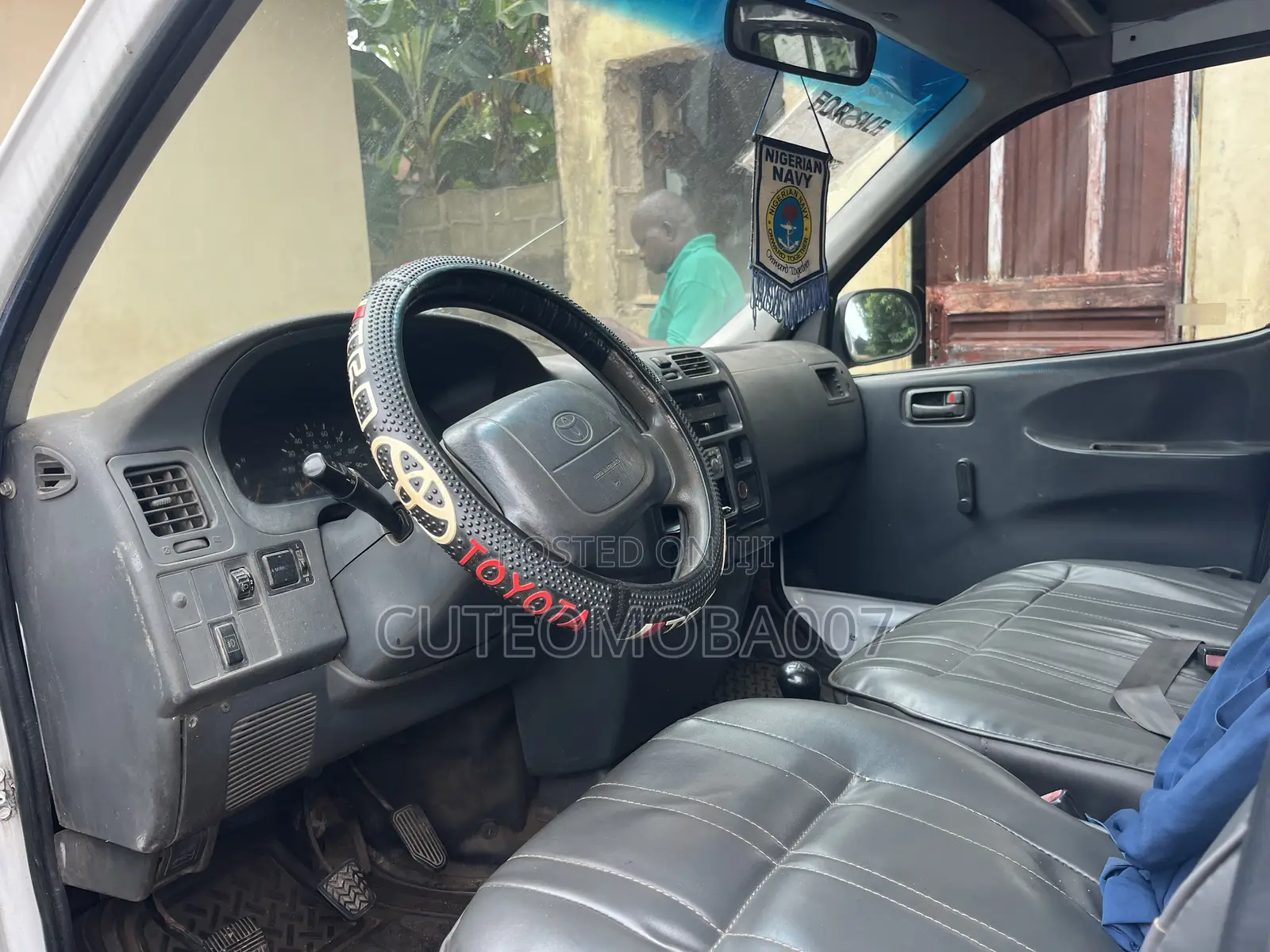 Toyota HiAce 2000 White