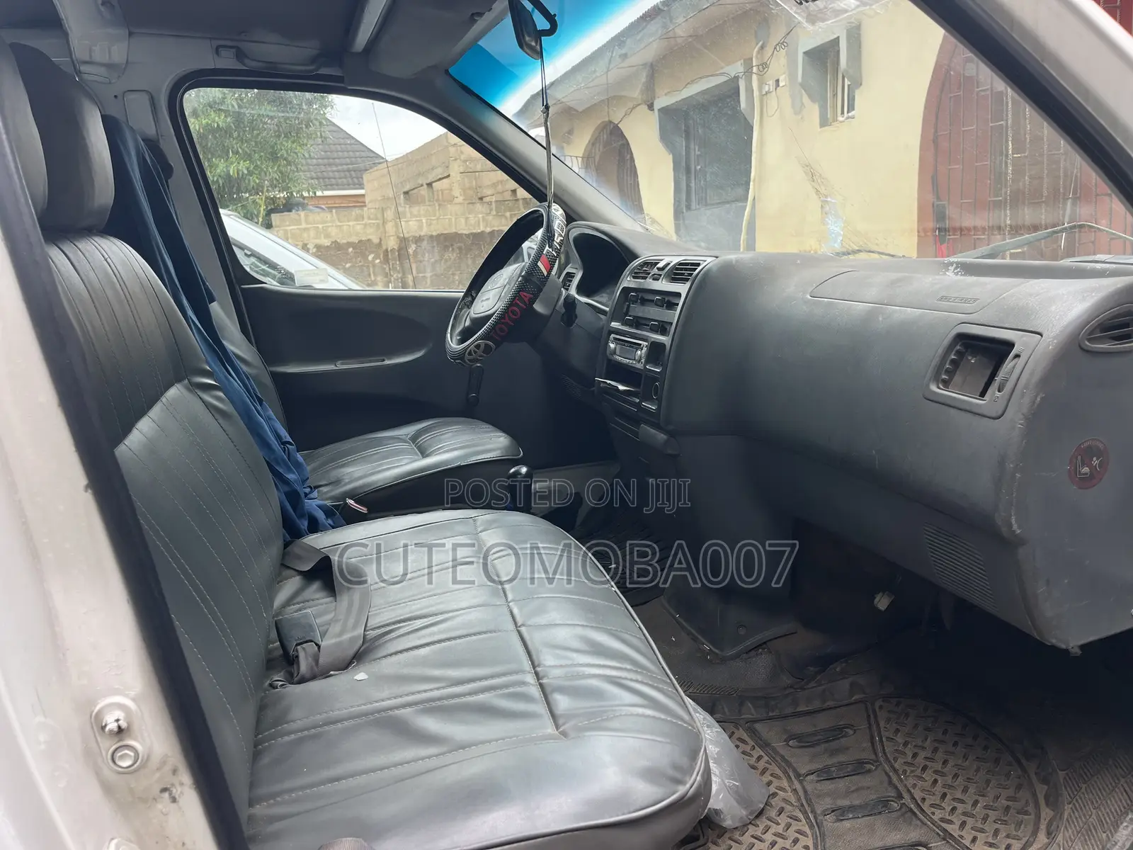 Toyota HiAce 2000 White