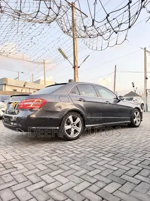Mercedes-Benz E350 Base 4Matic Sedan AWD (3.5L 6cyl 7A) 2011 Gray