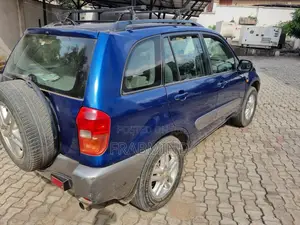 Toyota RAV4 2.0 2005 Blue