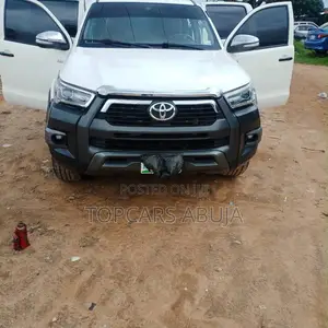 Toyota Hilux 2010 White