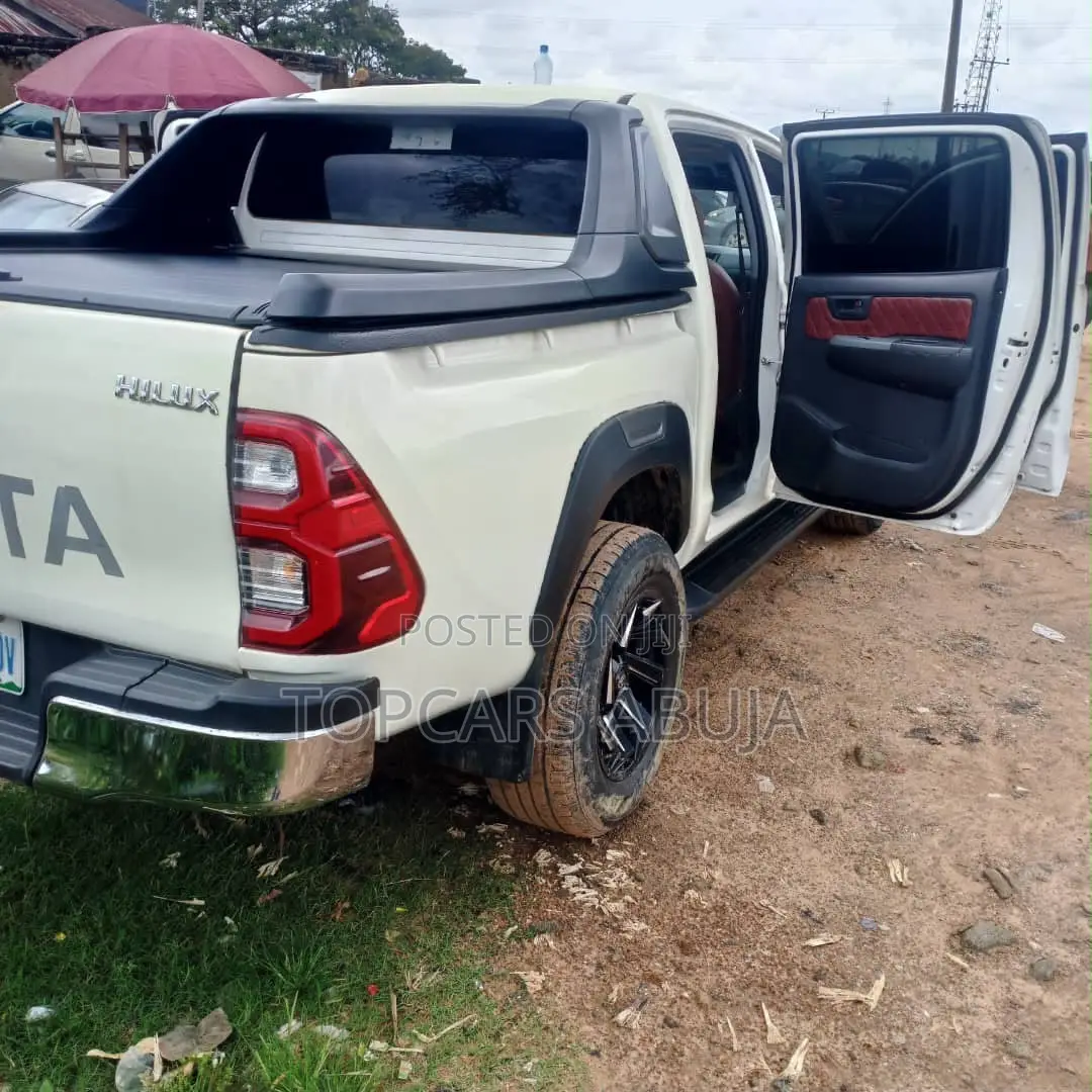 Toyota Hilux 2010 White