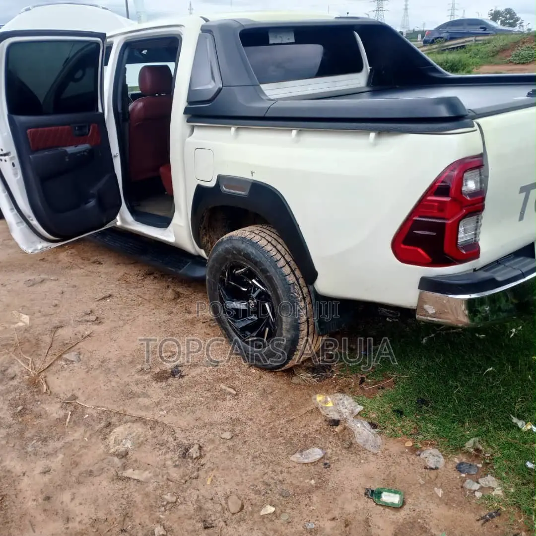 Toyota Hilux 2010 White