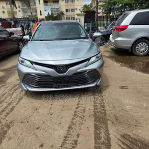 Toyota Camry XLE FWD (2.5L 4cyl 8AM) 2018 Silver