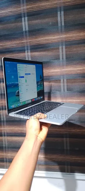 Laptop Apple MacBook Pro 2022 M2 8GB Apple M2 SSD 512GB