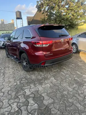 Toyota Highlander SE 4x4 V6 (3.5L 6cyl 8A) 2018 Burgundy
