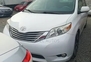 Toyota Sienna XLE AWD 7-Passenger 2013 White
